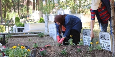 kocaeli-buyuksehir-bayramda-vefa-gelenegini-yine-surdurdu-kabirlere-cicek-gonullere-huzur.jpg