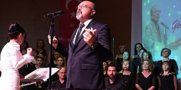 neset-ertas-keciorende-turkulerle-anildi.jpg