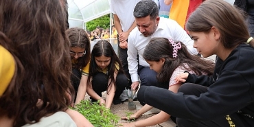 okul-bahcesine-kurulan-serada-250-fide-dikimi-yapildi.jpg