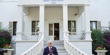 rektor-prof-dr-budak-ege-universitesi-ailesiyle-bayramlasti.jpg