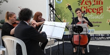 tirilyede-zeytinin-cicegi-acti-festival-sokaklari-sardi.jpg