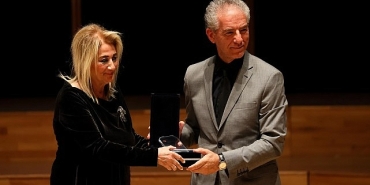 uluslararasi-izmir-festivali-acilisinda-ege-universitesine-plaket.jpg
