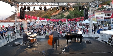 zeytinin-evi-festivalin-sahnesi-oldu.jpg