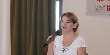 ayvalikli-yazarlar-arnavut-kaldirimlarinin-hikayedeki-izi-soylesisinde-bulustu.jpg