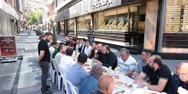 baskan-ari-carsi-esnafiyla-kahvalti-yapti.jpg