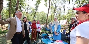 baskan-buyukakin-gebzede-annelerin-piknigine-katildi.jpg