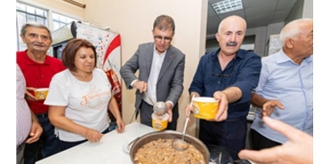 baskan-tugay-asure-bereketini-paylasti.jpg