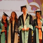 ege-universitesi-emel-akin-myoda-mezuniyet-sevinci.jpg