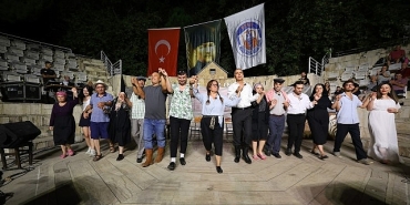 ilmik-ilmik-efes-selcukta-buyuk-begeni-topladi.jpg