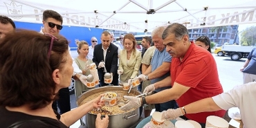 konakta-asure-bereketi-baskan-mutludan-vatandaslara-ikram.jpg