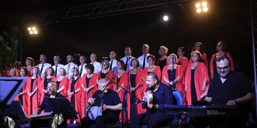 seferihisarda-sanat-ve-dayanisma-yildizlarin-altinda-bulustu.jpg