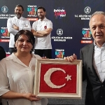 atolyemizde-dokudugumuz-turk-bayragini-hediye-ettik.jpg