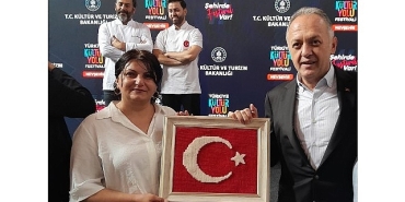 atolyemizde-dokudugumuz-turk-bayragini-hediye-ettik.jpg