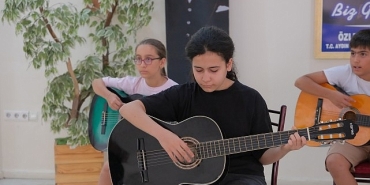 baskan-cercioglundan-gelecegin-muzisyenlerine-destek-aydinli-cocuklar-yaz-tatilini-muzikle-geciriyor.jpg