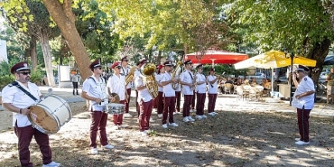 karsiyaka-belediye-bandosundan-sokak-konserleri.jpg