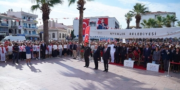 ayvalikin-dusman-isgalinden-kurtulusunun-103-yili-cumhuriyet-meydaninda-duzenlenen-etkinliklerle-coskuyla-kutlandi.jpg