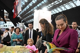 ahmet-umit-antalya-kitap-fuarinda-okurlariyla-bulustu.jpg