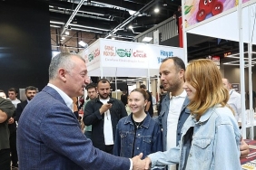 baskan-buyukakin-fuari-gezdi-kitap-severler-ile-sohbet-etti.jpg