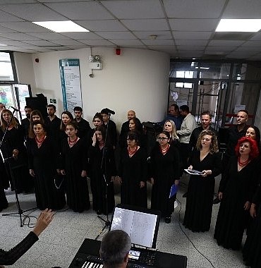 baskan-onur-yigitten-personeli-duygulandiran-cumhuriyet-surprizi.jpg