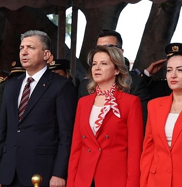baskan-vekili-ozdemir-resmi-gecit-torenine-katildi.jpg