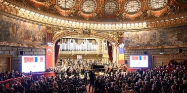 istanbul-devlet-senfoni-orkestrasi-cumhuriyetin-102-yil-coskusunu-romanyada-yasatti.jpg