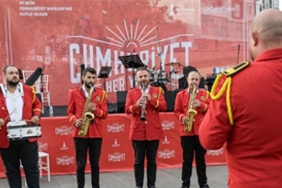 izmirde-cumhuriyet-coskusu-basladi.jpg