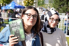 kitap-fuarinda-genc-yazarlara-yogun-ilgi.jpg
