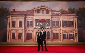 netflixin-basrollerini-engin-akyurek-ve-asli-enverin-paylastigi-yeni-dizisi-enfes-bir-aksamin-galasi-gerceklesti.jpg
