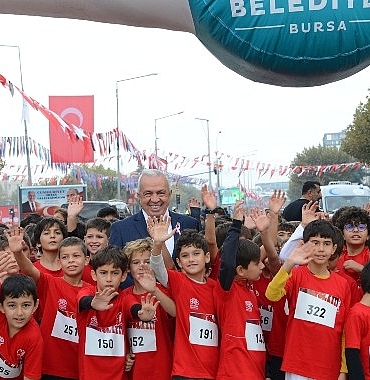 niluferde-binden-fazla-ogrenci-cumhuriyet-icin-kostu.jpg