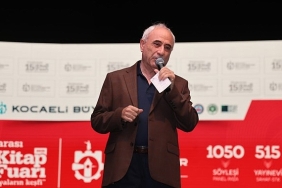 nurullah-gencten-kocaeli-kitap-fuarinda-hafizalara-kazinan-soylesi-bir-tas-attilar-dunya-yerinden-oynadi.jpg