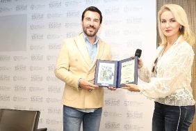 sair-arslan-sevilen-eserleriyle-kitap-fuarinda.jpg