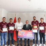 teknofest-kapsamindaki-yarismalarda-derece-elde-eden-deulu-ogrenci-ve-akademisyenler-tebrik-belgelerini-deu-rektoru-prof-dr-bayram-yilmazin-elinden-aldi.jpg