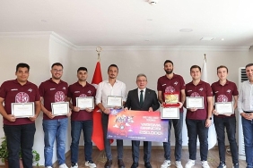 teknofest-kapsamindaki-yarismalarda-derece-elde-eden-deulu-ogrenci-ve-akademisyenler-tebrik-belgelerini-deu-rektoru-prof-dr-bayram-yilmazin-elinden-aldi.jpg