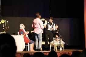 alayina-makara-tiyatrosu-bayindirda-gulmekten-kirdi-gecirdi.jpg