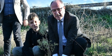 belediye-baskani-nergiz-karaagacli-ozturkten-fidan-dikimine-destek.jpg