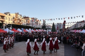 baskan-vekili-busra-ozdemir-noel-baba-festivaline-katildi.jpg