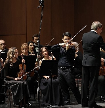 istanbul-devlet-senfoni-orkestrasi-aralik-ayinin-ilk-konserinde-keman-virtuozu-robert-lakatosu-agirladi.jpg