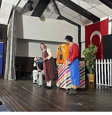 baskan-cercioglu-karacasuda-cocuklari-tiyatro-ile-bulusturdu.jpg