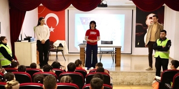 bayraklida-sifir-atik-bilinci-kucuk-yasta-basliyor.jpg