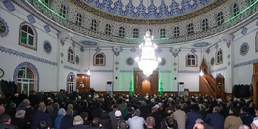 canikte-binler-kadir-gecesinde-ellerini-semaya-acti.jpg