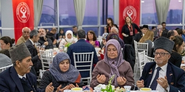 istiklal-marsinin-kabulunun-105-yilinda-bornovada-birlik-ve-minnet-duygulari-ayni-sofrada-bulustu.jpg