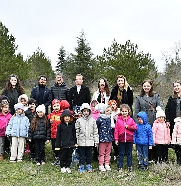 orman-haftasinda-minik-eller-fidanlari-toprakla-bulusturdu.jpg