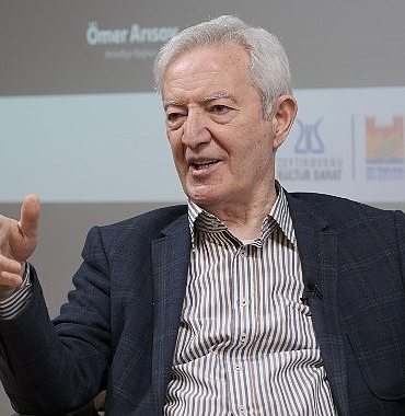 100-yuze-imza-ve-soylesi-programinda-nisan-ayi-konugu-besir-ayvazoglu-oldu.jpg