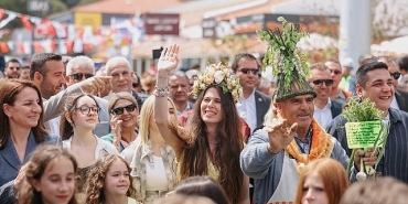15-uluslararasi-alacati-ot-festivali-yuz-binlerce-kisiyi-agirladi.jpg