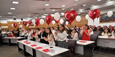 23-nisan-ruhu-bornovada-cocuklarin-sesiyle-yukseldi.jpg