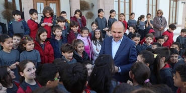 baskan-altay-tas-binayi-ziyaret-eden-ogrencilerle-bulustu.jpg