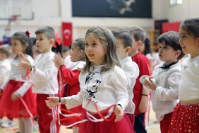 bayraklida-23-nisan-programlari-cocuklarin-yogun-katilimiyla-devam-ediyor.jpg