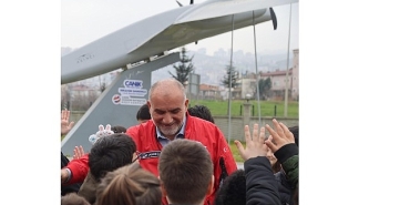 bu-ilcede-sinava-giren-ogrencileri-insansi-robot-karsiliyor.jpg