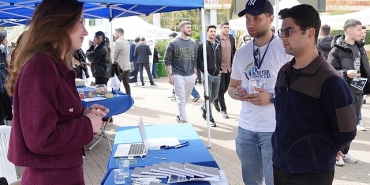 kariyer-gununde-ogrenciler-firmalarla-bir-araya-geldi.jpg