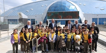 konya-protokolu-bilim-merkezinde-ogrencilerle-bulustu.jpg